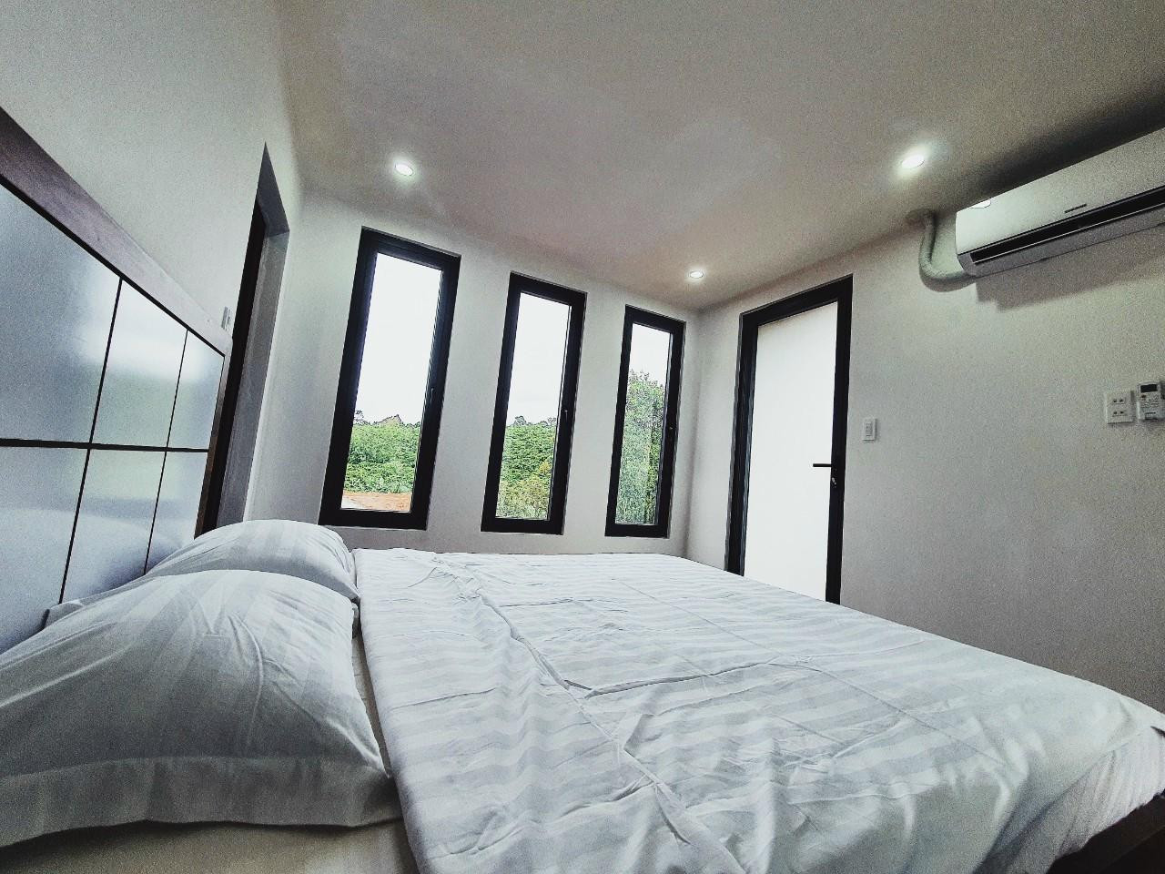 Với sự rộng rãi, thoải mái, căn nhà phù hợp cho 3 người lớn hoặc gia đình 2 người lớn, 2 trẻ em sinh sống. Thời gian thi công trong vòng 1 tháng và toàn bộ chi phí gói gọn khoảng 490 triệu đồng.