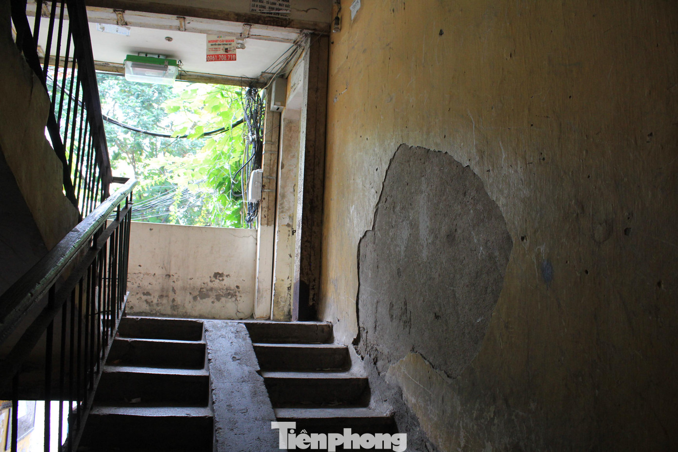 Đa số các công trình này được xây dựng trong giai đoạn từ năm 1960 đến năm 1990 của thế kỷ trước nên hầu hết đã xuống cấp nghiêm trọng và mặc dù TP Hà Nội luôn có chủ trương cải tạo, sửa chữa, xây mới nhưng việc này đến nay vẫn gặp nhiều bế tắc và kéo dài nhiều năm.