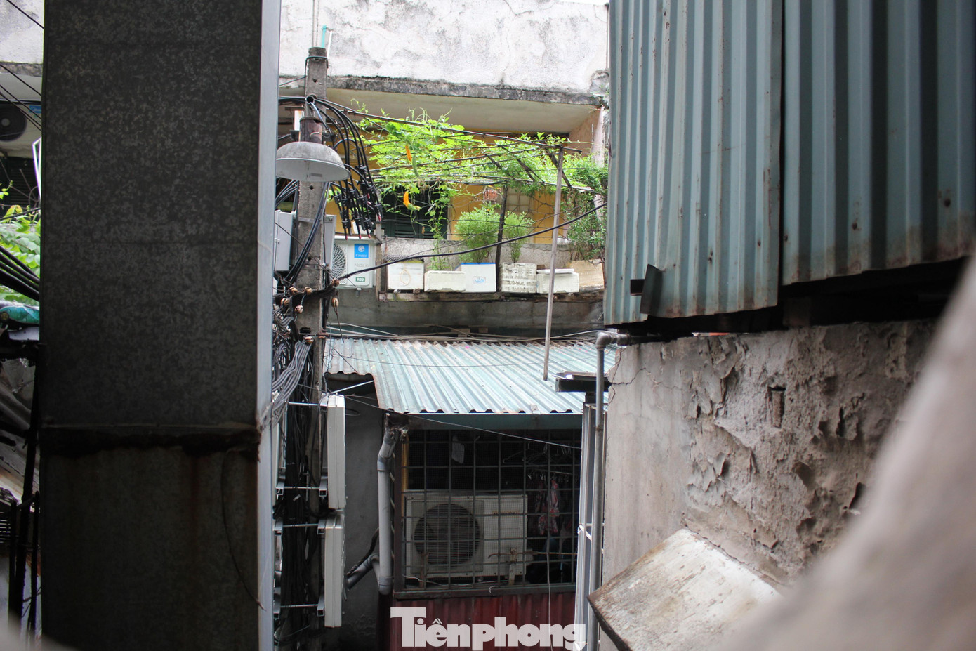 Phía sau khu tập thể Ngọc Khánh là các dãy nhà thuộc khu tập thể Đường sắt xây dựng từ năm 1984 cho cán bộ công nhân viên Công ty Khảo sát thiết kế đường sắt cũng đang xuống cấp trầm trọng.