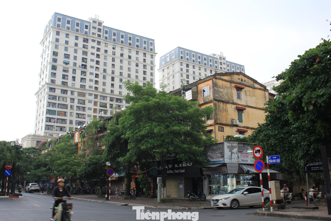 Tại tòa D1 và C8 Giảng Võ trên mặt đường Trần Huy Liệu, phần lớn các hạng mục của căn nhà đã xuống cấp, hư hỏng, thậm chí khu nhà thuộc diện chỉ đạo phải di dời khẩn cấp.