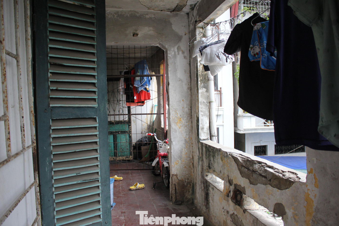 Lan can hành lang của các căn hộ đã rơi mất nhiều mảng vôi vữa, khả năng nâng đỡ, chịu lực kém.