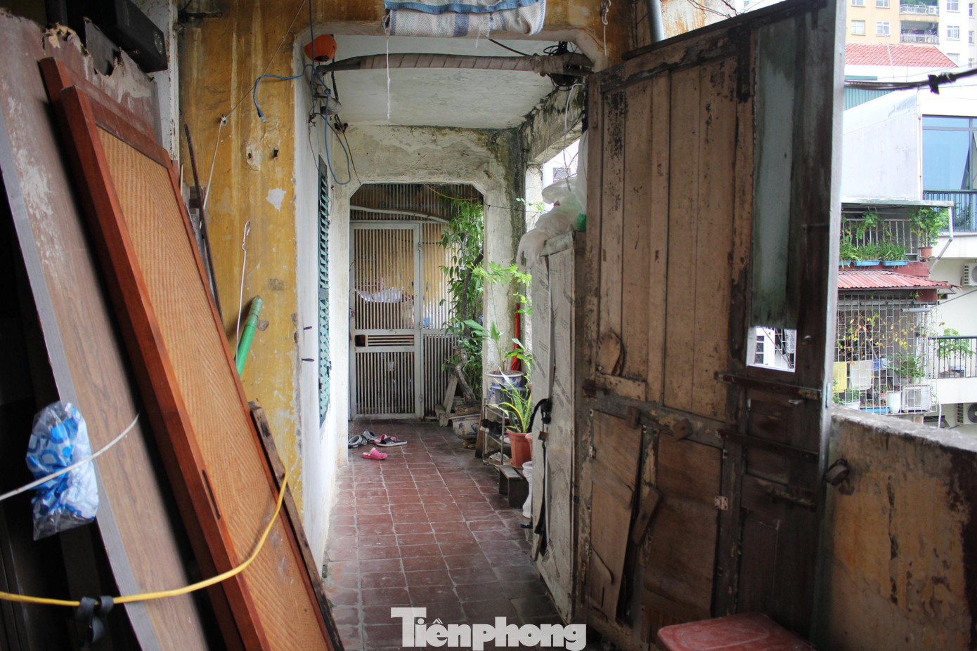 Trước tình trạng hư hỏng nặng của tòa nhà, nhiều năm trước người ta đã lắp nhiều thanh thép lớn ép vào tường để tạo thành khung chống đỡ. Tuy nhiên đến nay các thanh thép này cũng đã hoen gỉ và xuống cấp.