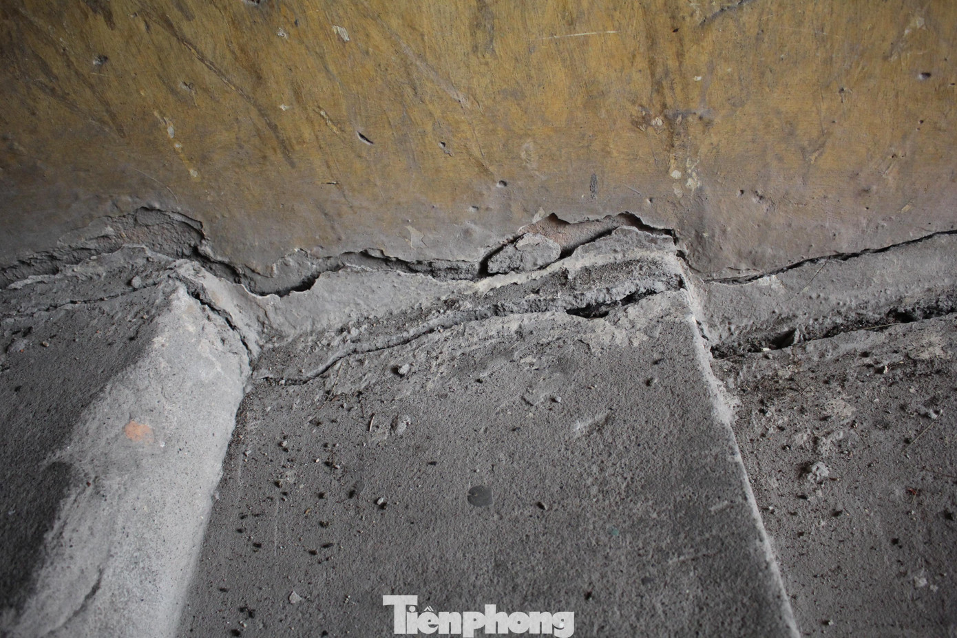 Đặc biệt, tất cả phần chân tường ở cầu thang lên xuống trong khu tập thể đều có vết nứt toác thành rãnh chạy dài, lan can cầu thang hoen gỉ, gẫy mục từ lâu, có nơi cư dân phải để cánh cửa gỗ thế chỗ cho lan can để có chỗ bám víu khi lên xuống.