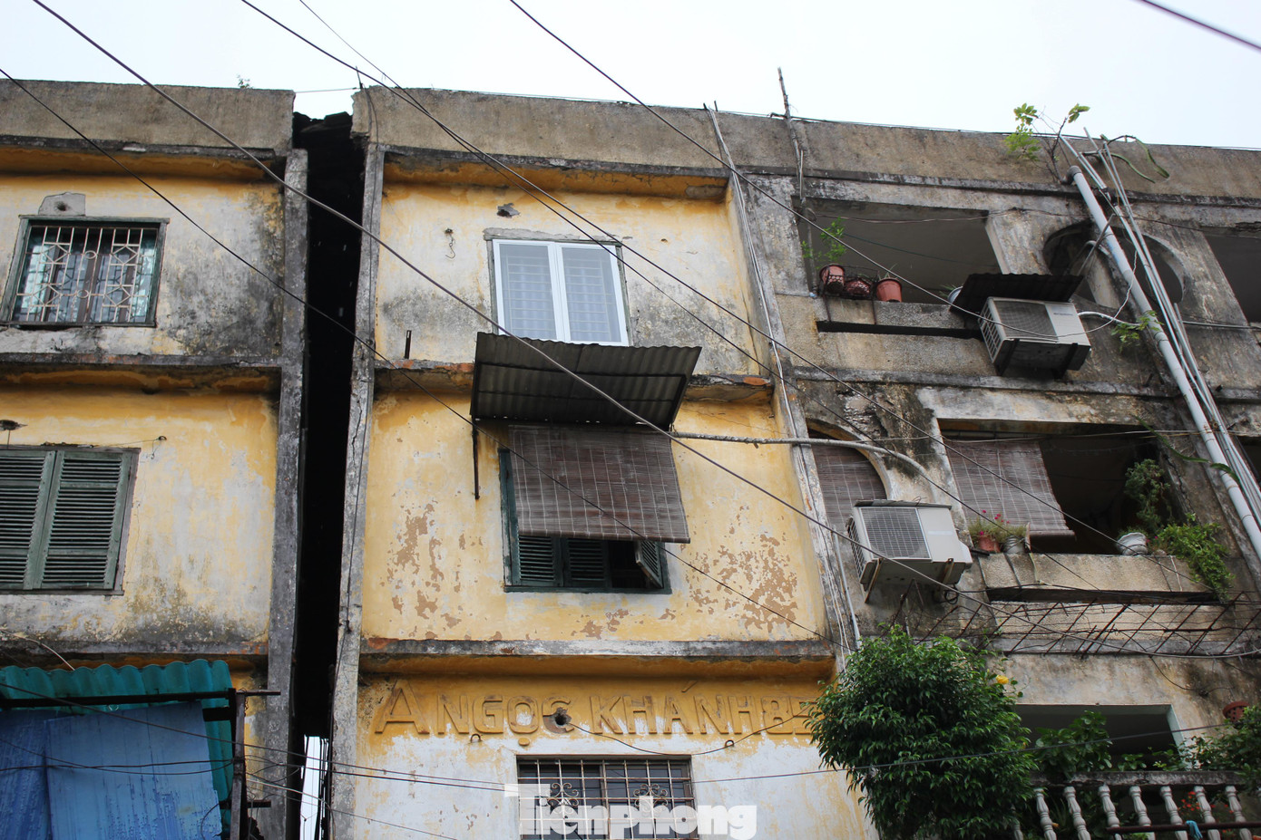 Trong khi đó, công trình nhà A tập thể Ngọc Khánh gồm 2 đơn nguyên 5 tầng nằm trên đường Ngọc Khánh (Quận Ba Đình) được xây dựng từ những năm 80 của thế kỷ trước để cấp cho công nhân viên của Công ty xây dựng nhà ở Hà Nội đã tách rời đơn nguyên 2.