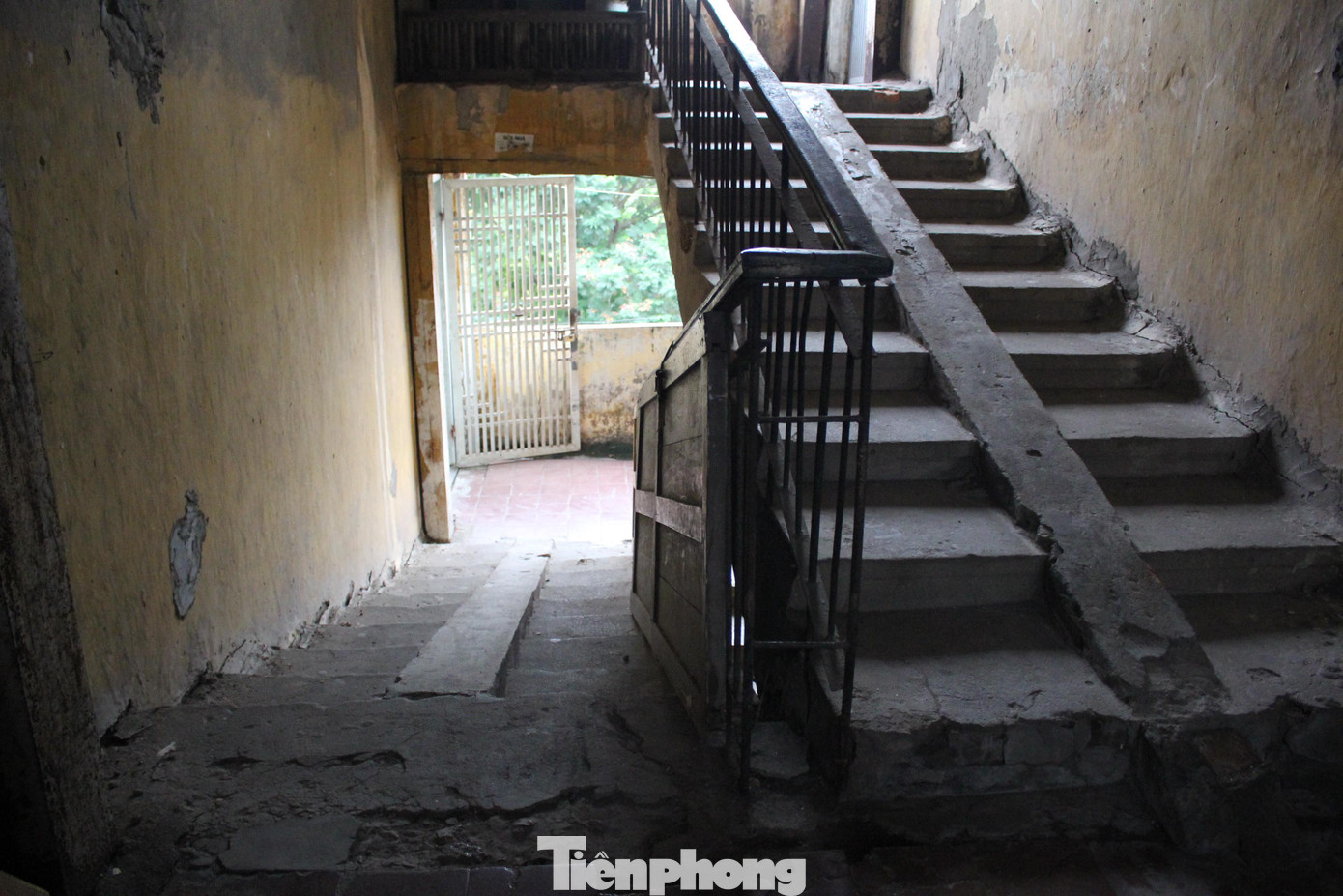 Dù là ban ngày nhưng khu vực cầu thang của tập thể Ngọc Khánh luôn trong tình trạng thiếu ánh sáng.