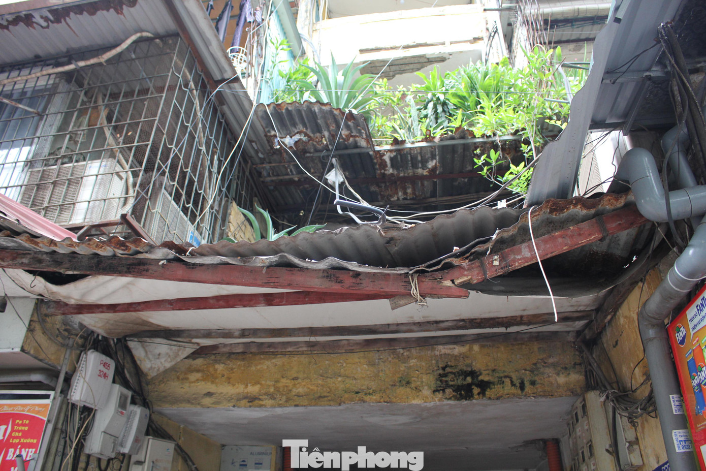 Khu tập thể Thành Công (phường Thành Công, quận Ba Đình) gồm 67 dãy nhà cao từ 02 - 05 tầng, được xây dựng từ năm 1960 – 1970 trên mặt đường Nguyên Hồng và mặt đường Thành Công. Để tăng diện tích sử dụng, các hộ dân thường tự sửa chữa, cơi nới thêm “chuồng cọp” ở trước và sau nhà. Gây nguy hiểm khi có hỏa hoạn và ảnh hưởng đến kết cấu tòa nhà.