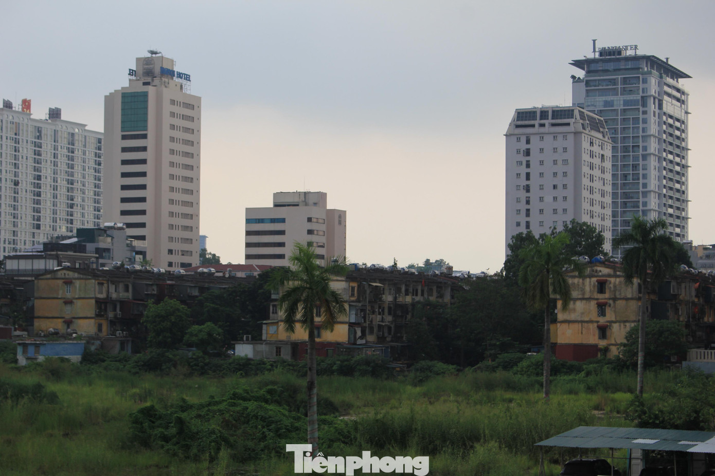Trong khi đó, nhiều nhà đầu tư cho biết, họ không mặn mà với cải tạo chung cư cũ vì khó tìm được lợi nhuận, thậm chí thua thiệt, không tìm được sự hợp tác của nhiều bên (bao gồm cả cơ quan nhà nước, sở ngành, chính quyền địa phương) khi tham gia dự án.