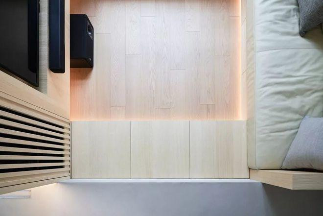 Sàn nhà ở phòng khách được nâng cao hơn, không chỉ tạo sự mới mẻ cho không gian mà ẩn đằng dưới lớp gỗ là nơi trữ đồ rất khéo léo. Sàn nhà ở phòng khách được nâng cao hơn, không chỉ tạo sự mới mẻ cho không gian mà ẩn đằng dưới lớp gỗ là nơi trữ đồ rất khéo léo.