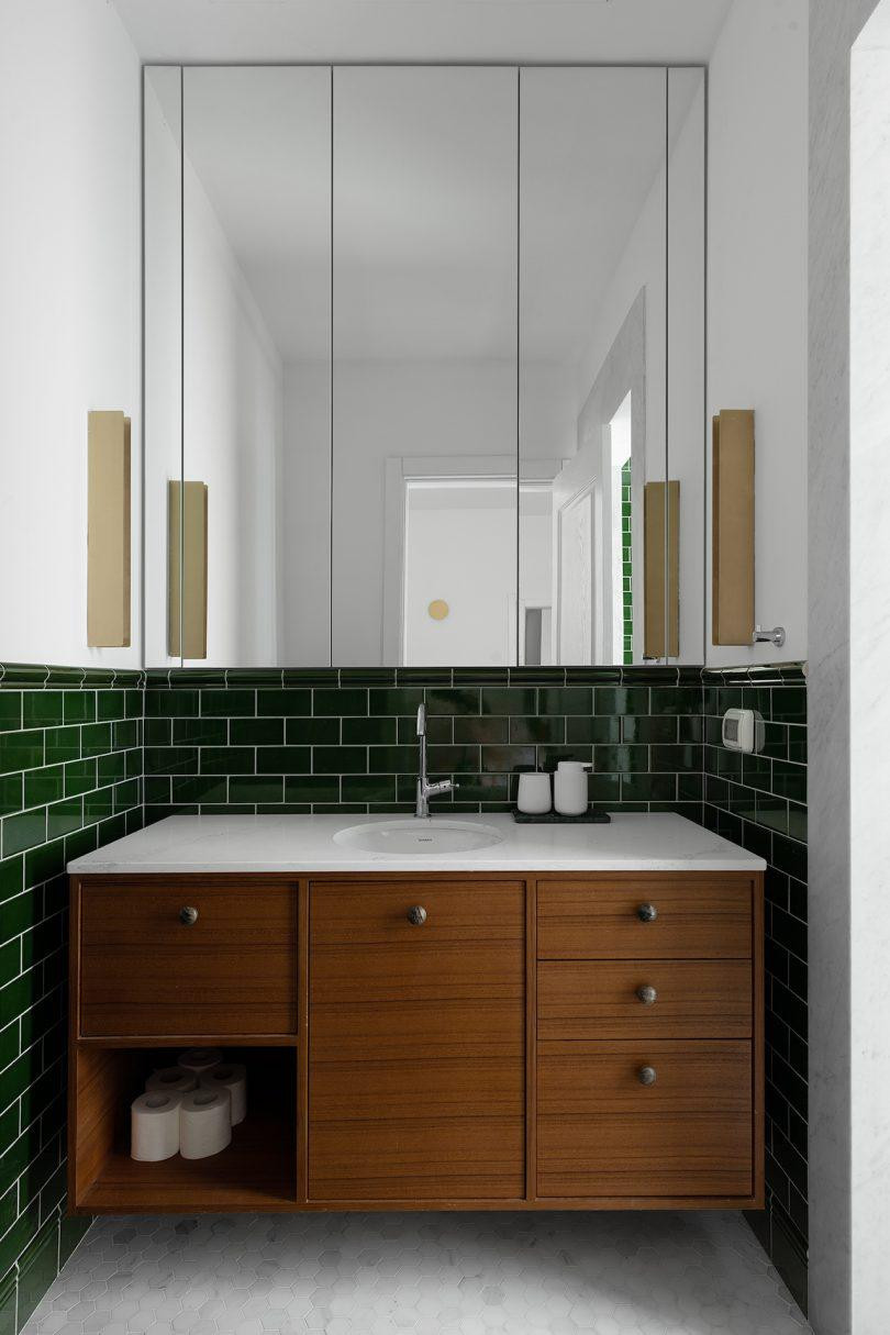 Nhà vệ sinh lắp đặt nhiều gương lớn để không gian nhìn rộng rãi hơn.