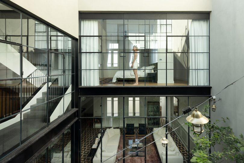 Thay vì xây thêm các bức tường kín bao quanh khu vườn, các kiến trúc sư sử dụng cửa khung thép, mặt kính, nó có tác dụng như chiếc đèn khổng lồ cung cấp ánh sáng tự nhiên cho tất cả không gian trong nhà.