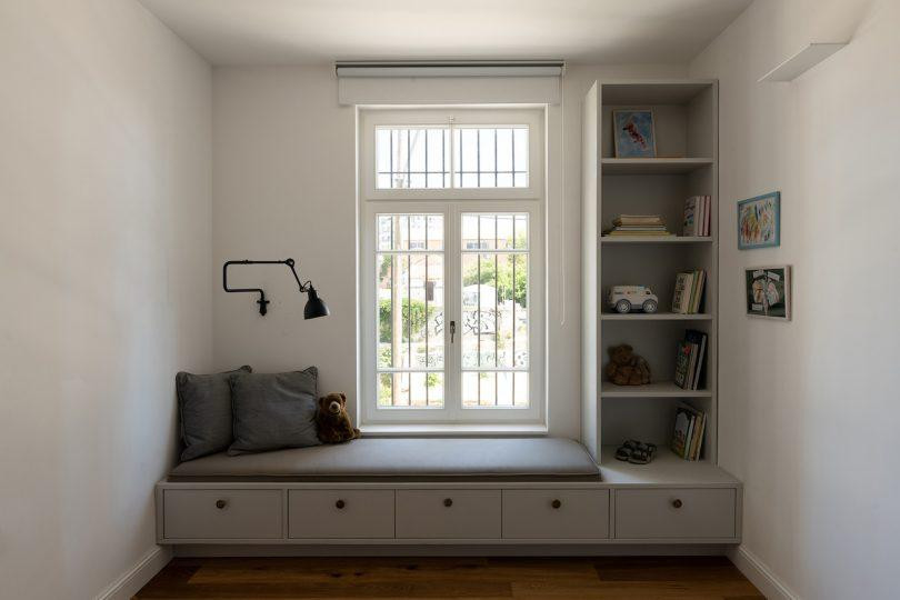 Toàn bộ nội thất trong nhà đều sử dụng tông màu trắng nhằm hướng đến sự tinh tế và sạch sẽ.