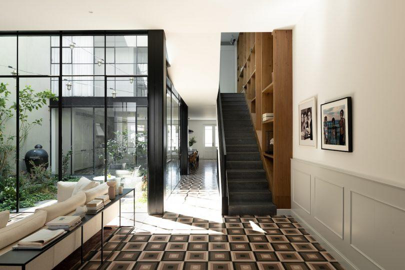 Họ xây dựng thêm một số phần mở rộng để cả ngôi nhà thành một thể thống nhất.