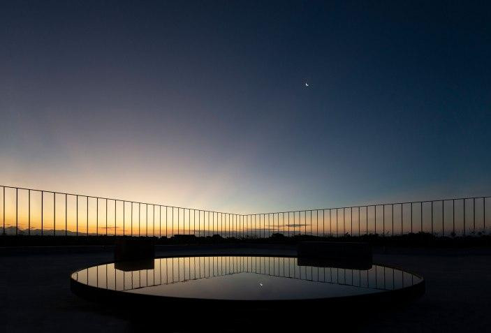 Phần thứ ba là mái nhà có chức năng là hướng nhìn ra cảnh quan. Trên mái nhà có một bể nước hình tròn có tác dụng làm mát ngôi nhà, đồng thời đóng vai trò như một chiếc gương để phản chiếu hình ảnh các vì sao và vũ trụ vào ban đêm.