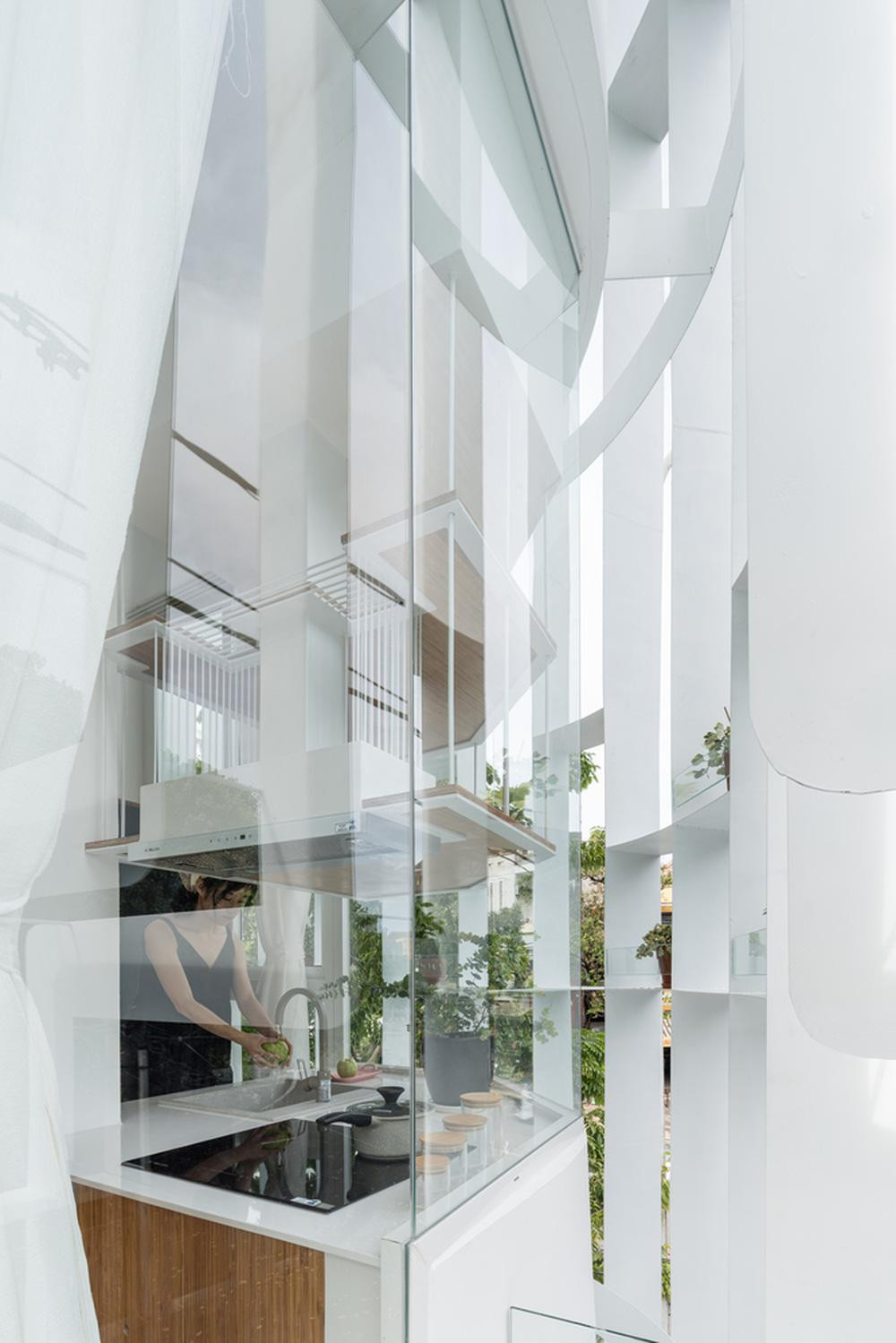 Các khung cửa kính giúp xoá mờ ranh giới giữa bên trong và bên ngoài, tăng khả năng tương tác giữa con người với thiên nhiên và giữa con người với nhau. Các khung cửa kính giúp xoá mờ ranh giới giữa bên trong và bên ngoài, tăng khả năng tương tác giữa con người với thiên nhiên và giữa con người với nhau.