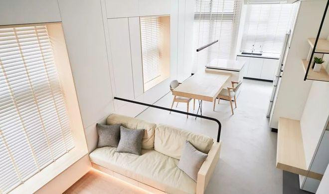 Bếp được bố trí ngay cạnh bàn ăn ở góc hình chữ L, không gian thiết kế đơn giản. Bếp được bố trí ngay cạnh bàn ăn ở góc hình chữ L, không gian thiết kế đơn giản.