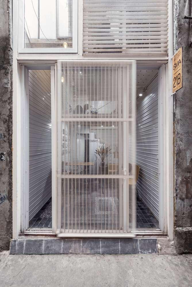 Mặt tiền - nguồn cung cấp ánh sáng tự nhiên và không khí lớn nhất của ngôi nhà, được thiết kế là các cửa kính mở, cửa sổ kết hợp với ban công, mang đến sự tương tác tối đa giữa trong và ngoài nhà.