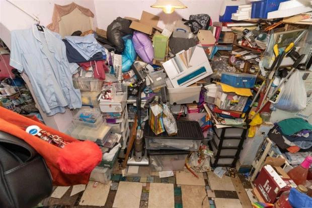 Hôm 1/9, đại lý BĐS Robert Luff &amp; Co gây sốc khi rao bán một ngôi nhà 3 phòng ngủ cũ nát, ngập đầy rác và cỏ dại với giá 325.000 bảng Anh (tương đương 10,2 tỷ đồng) trên The Sun. Đây được cho là mức giá "điên rồ" nhưng vẫn có nhiều người tranh giành mua.