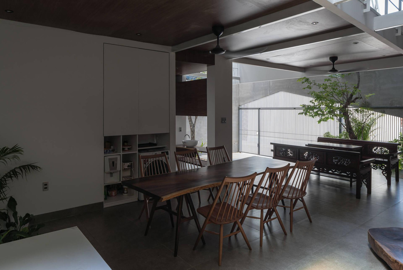 Do ngôi nhà được bọc bằng tôn nên các kiến trúc sư bố trí các lớp vách bằng thạch cao kết hợp với giếng trời và nhiều cây xanh ở các khoảng thông tầng để ngôi nhà luôn mát mẻ và đón nắng tự nhiên.