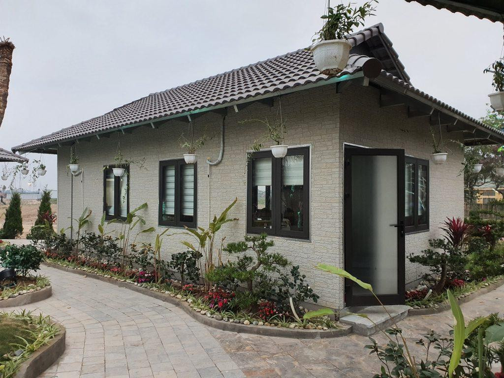 Giá xây dựng nhà lắp ghép tính trên đơn vị m2 giống như các công trình xây dựng, qua khảo sát của PV thì giá nhà lắp ghép rẻ hơn rất nhiều so với nhà bê tông, trong năm 2021 giá nhà lắp ghép không có nhiều thay đổi so với năm 2020 và rơi vào khoảng 1,5 triệu/m2 – 3 triệu/m2 tùy vật liệu, diện tích, địa điểm, số tầng, số lượng căn mà bạn đặt. Bên cạnh đó các chi tiết như cửa ra vào, mái lợp, nền móng,… cũng quyết định đến chi phí thực hiện.