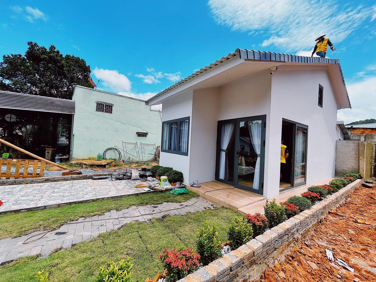 Trong hình là một căn nhà vừa được hoàn thiện bởi công ty của anh Kha tại TP Đà Lạt (Lâm Đồng).