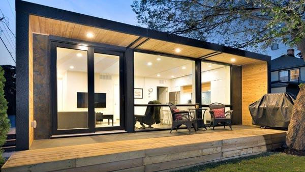 Hiện nay trên thế giới có 3 kiểu nhà lắp ghép: Nhà di động (mobile home), nhà sản xuất (manufactured home) và nhà mô đun (modular home). Trong đó nhà di động thường có bánh xe, có thể dễ dàng di chuyển từ địa điểm này sang địa điểm khác và kích thước cũng như độ tiện nghi của căn nhà này là nhỏ và thấp nhất