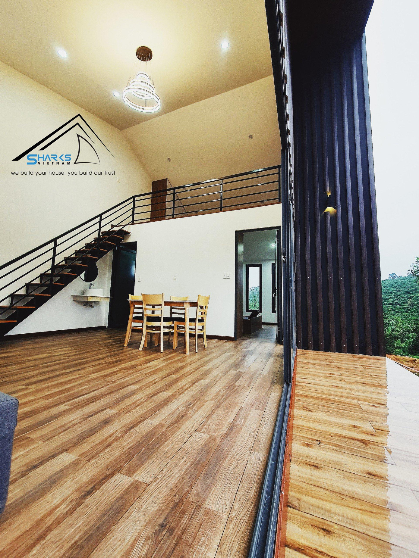 Đối với sàn nhà, anh Kha cho biết do sàn làm trên mặt đất có độ rung lớn nên anh và các cộng sự luôn làm sàn bằng gạch thay vì sàn gỗ vì sàn gỗ tạo ra tiếng ồn. Ở các dự án nhà lắp ghép đã hoàn thiện, nhóm của anh Kha thường sử dụng sàn gạch giả gỗ để tạo sự sang trọng, tinh tế và hợp thời đại.