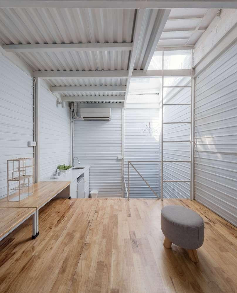 Vật liệu sử dụng trong quá trình xây dựng ngôi nhà gồm các tấm kim loại được sơn màu trắng để giúp giảm sự hấp thụ nhiệt đồng thời mang đến cảm giác rộng rãi.