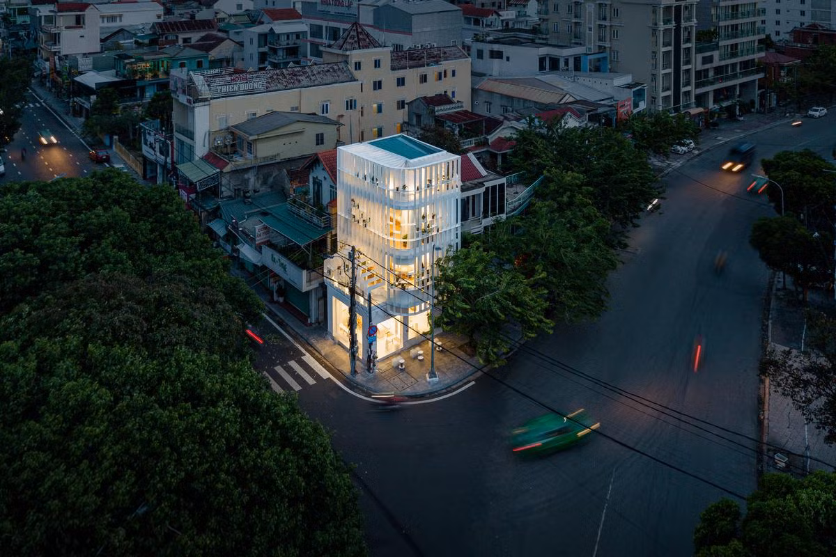 Ngôi nhà nổi bật giữa ngã tư thành phố với thiết kế hình khối độc đáo và màu trắng trang nhã.