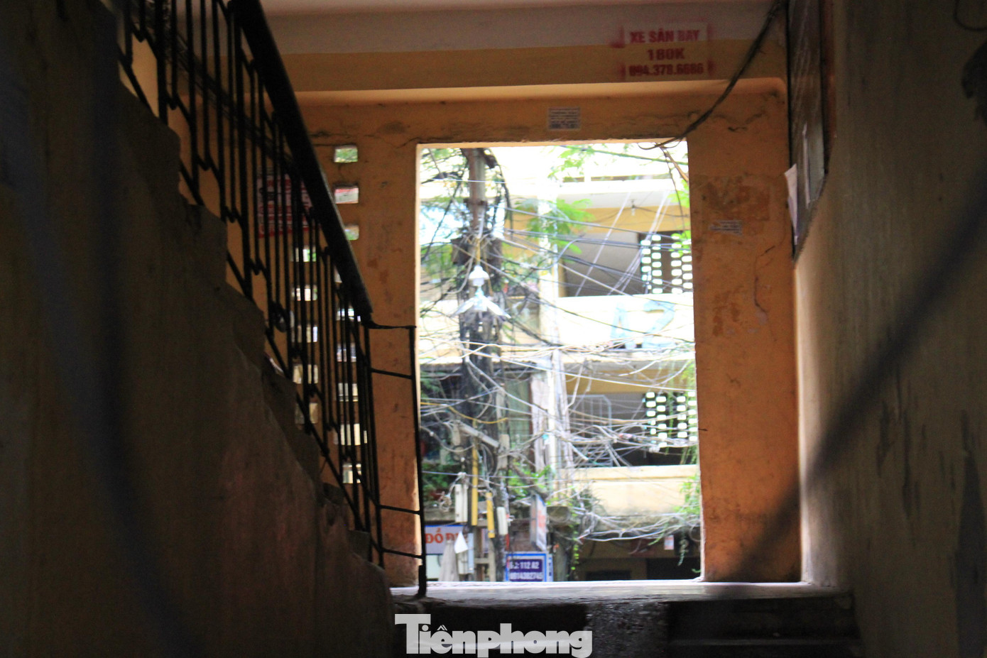 Trong đó đơn nguyên 1 và 2 của khu nhà G6A, nằm trên mặt đường Nguyên Hồng được đưa vào sử dụng từ năm 1987 hư hỏng nặng nề từ nhiều năm nay, vài nơi sụt lún, tách ra làm đôi.