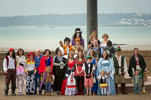 Những vị khách được mời cũng ăn mặc như những nhân vật trong truyện cổ tích. Những vị khách được mời cũng ăn mặc như những nhân vật trong truyện cổ tích