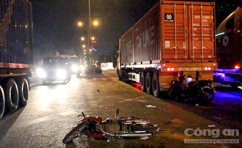 Kẻ trộm bất tỉnh vì tông trực diện container trên đường tẩu thoát ảnh 1