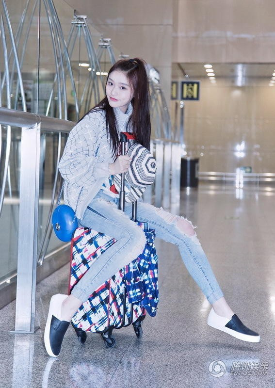 Giai nhân mới của Châu Tinh Trì bị chê mặc lôi thôi ảnh 8