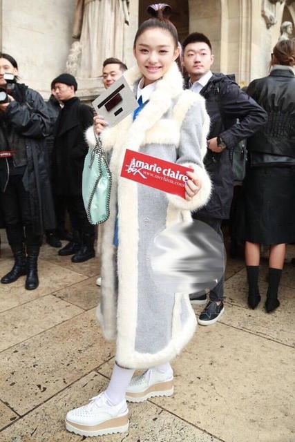 Giai nhân mới của Châu Tinh Trì bị chê mặc lôi thôi ảnh 2