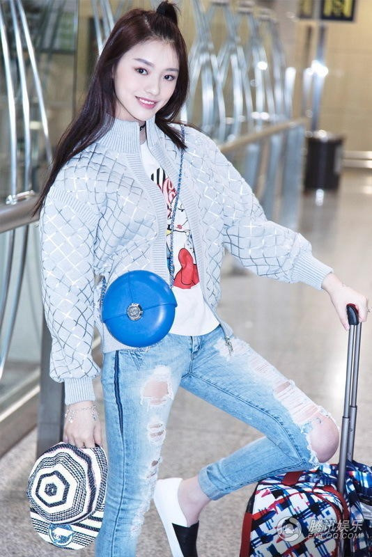 Giai nhân mới của Châu Tinh Trì bị chê mặc lôi thôi ảnh 7