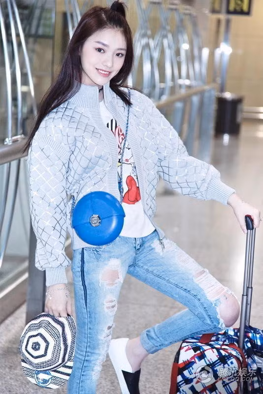 Giai nhân mới của Châu Tinh Trì bị chê mặc lôi thôi ảnh 7