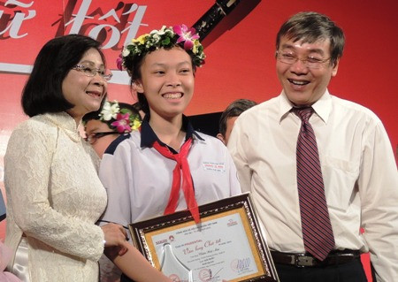 Với nét chữ đẹp, bài văn sâu sắc, xúc động, em Châu Huệ Mai được trao giải học sinh viết văn hay và chữ đẹp nhất khối 8 - 9 tại TPHCM năm 2013