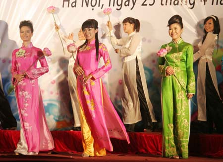 Các thí sinh trong phần thi trang phục áo dài