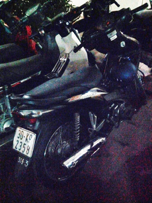 Chiếc xe máy Wave màu đen BKS 30K9 – 2358 bị trộm cắp. Chiếc xe máy Wave màu đen BKS 30K9 – 2358 bị trộm cắp