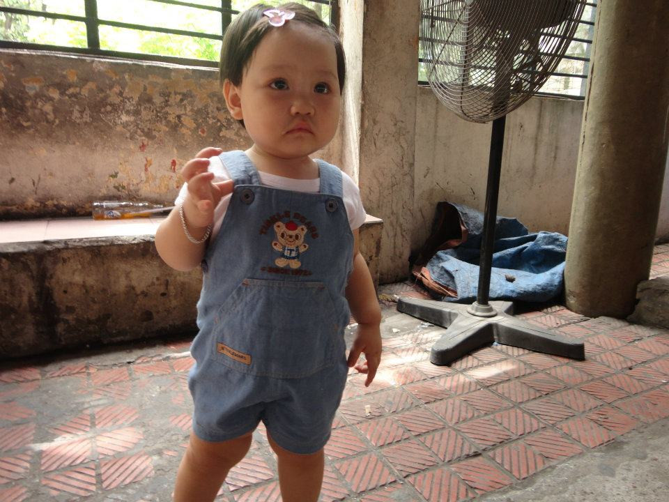 Mới mấy tháng trước thôi, Teddy trông y hệt một cu cậu ấy! Bây giờ thì Teddy cũng váy, cũng kẹp tóc, cũng "sexy" như ai!