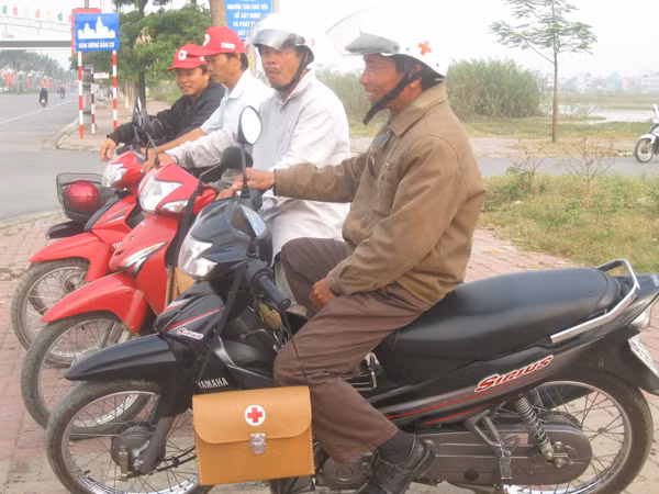 Đội xe ôm SOS TP Bắc Giang luôn sẵn sàng làm nhiệm vụ khi xảy ra TNGT . Đội xe ôm SOS TP Bắc Giang luôn sẵn sàng làm nhiệm vụ khi xảy ra TNGT