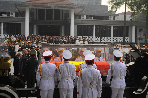Linh cữu Đại tướng được phủ Quốc kỳ đỏ thắm và bảo vệ bằng lồng kính