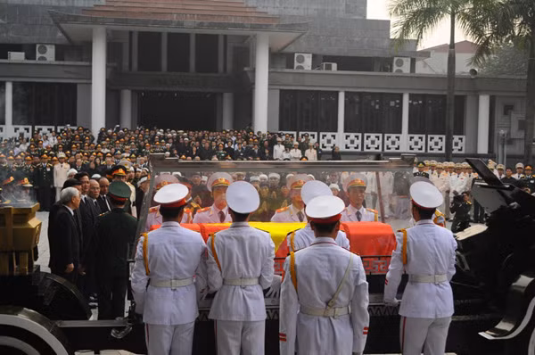 Linh cữu Đại tướng được phủ Quốc kỳ đỏ thắm và bảo vệ bằng lồng kính