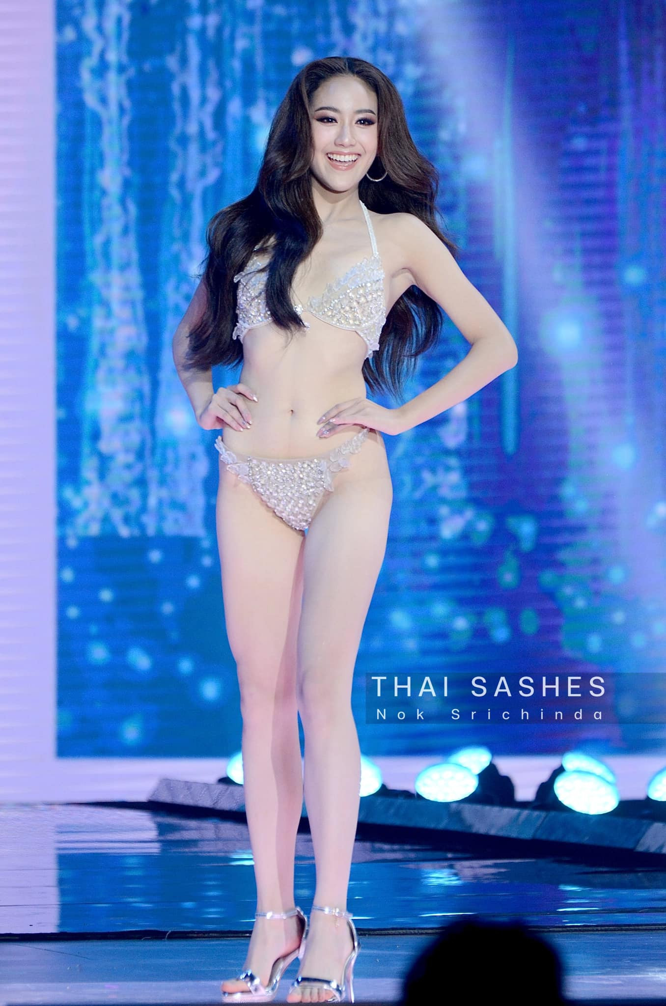 Thiết kế được nhận xét tôn vóc dáng quyến rũ của dàn người đẹp. Giày đồng diễn ban tổ chức chọn cho thí sinh năm nay cũng được đánh giá cao.