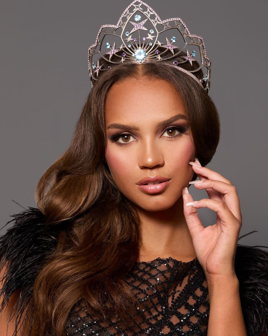 Ngày 11/7, ban tổ chức Hoa hậu Pháp ra thông báo bổ nhiệm người đẹp Indira Ampiot trở thành đại diện nước Pháp tại cuộc thi Hoa hậu Hoàn vũ 2024. Indira Ampiot là Hoa hậu Pháp 2023.