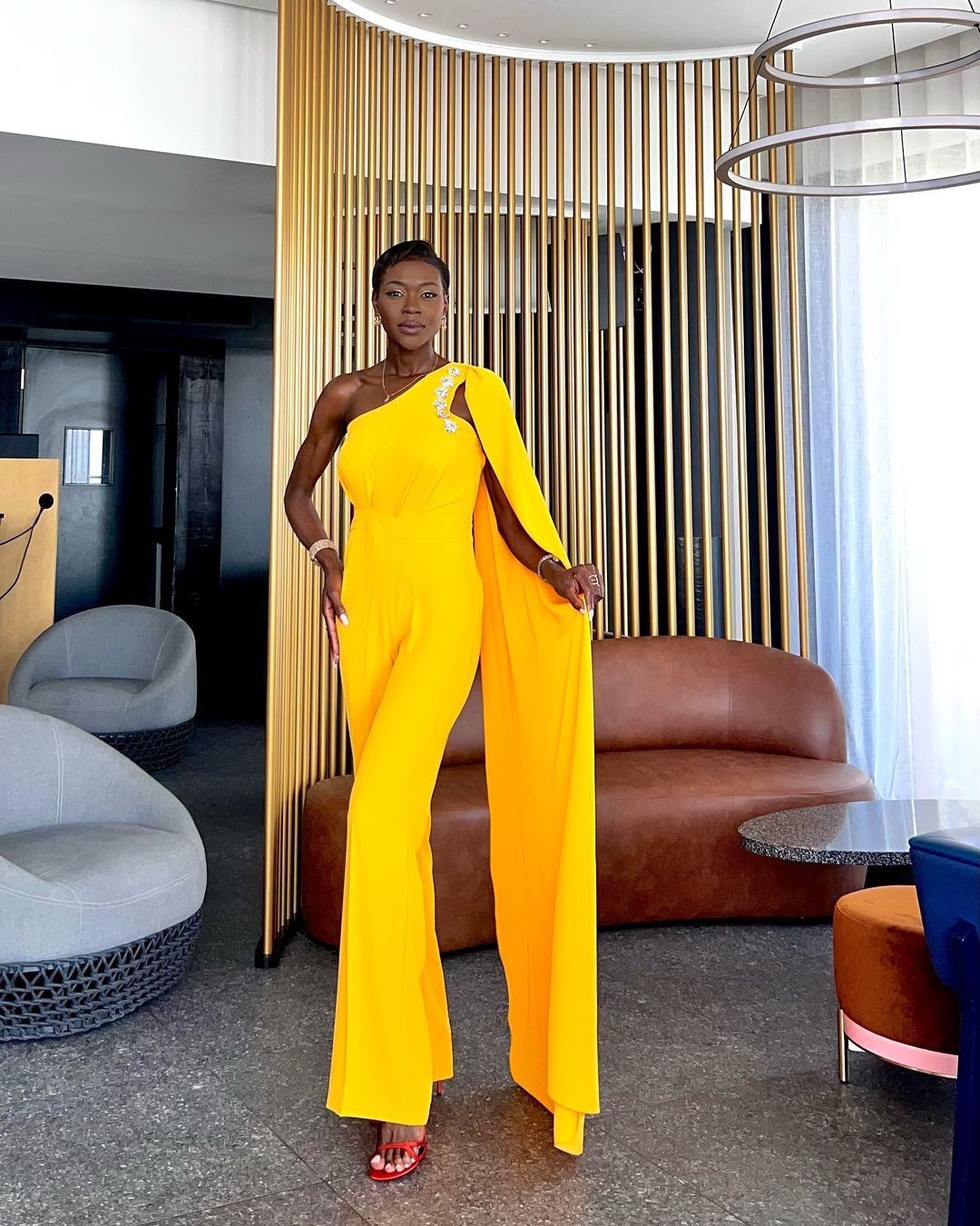 Cô bắt đầu tham gia giới sắc đẹp từ năm 15 tuổi và lọt vào bán kết Hoa hậu Cameroon. Năm 18 tuổi, cô theo đuổi sự nghiệp người mẫu chuyên nghiệp.