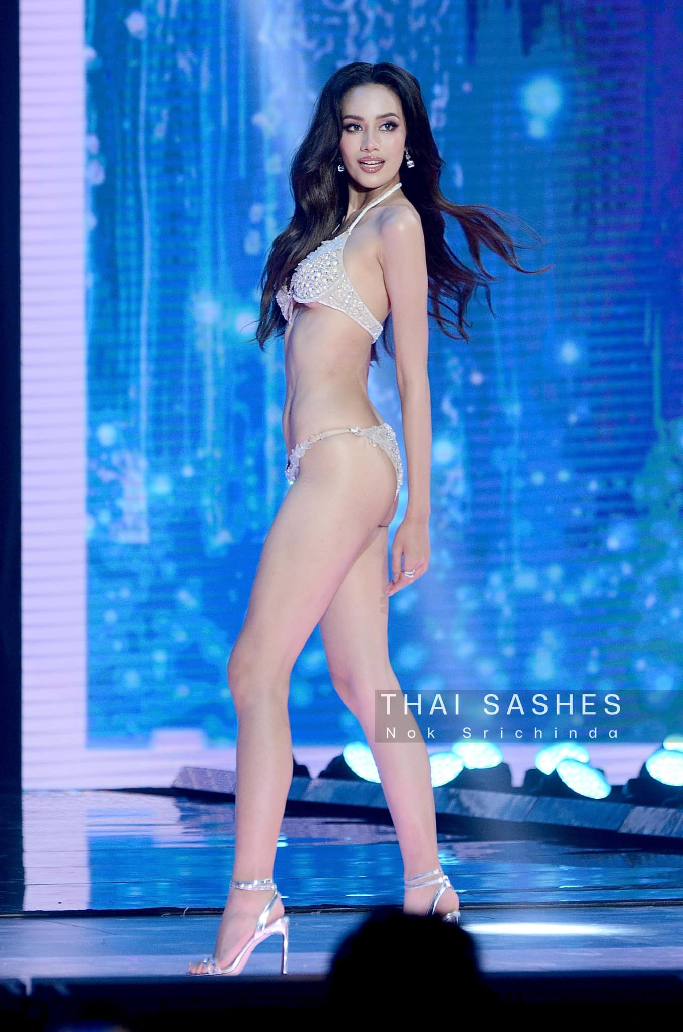 Đại diện Bangkok - Opal Suchata khoe hình thể đẹp trong phần thi áo tắm. Người đẹp có chiều cao ấn tượng 1,8 m và thân hình thanh mảnh, quyến rũ. Cô có kinh nghiệm trình diễn vì từng thi Hoa hậu Hoàn vũ Thái Lan 2022. Chung cuộc, người đẹp đã đăng quang ngôi vị cao nhất, giành quyền tham dự Hoa hậu Hoàn vũ 2024 ở Mexico.