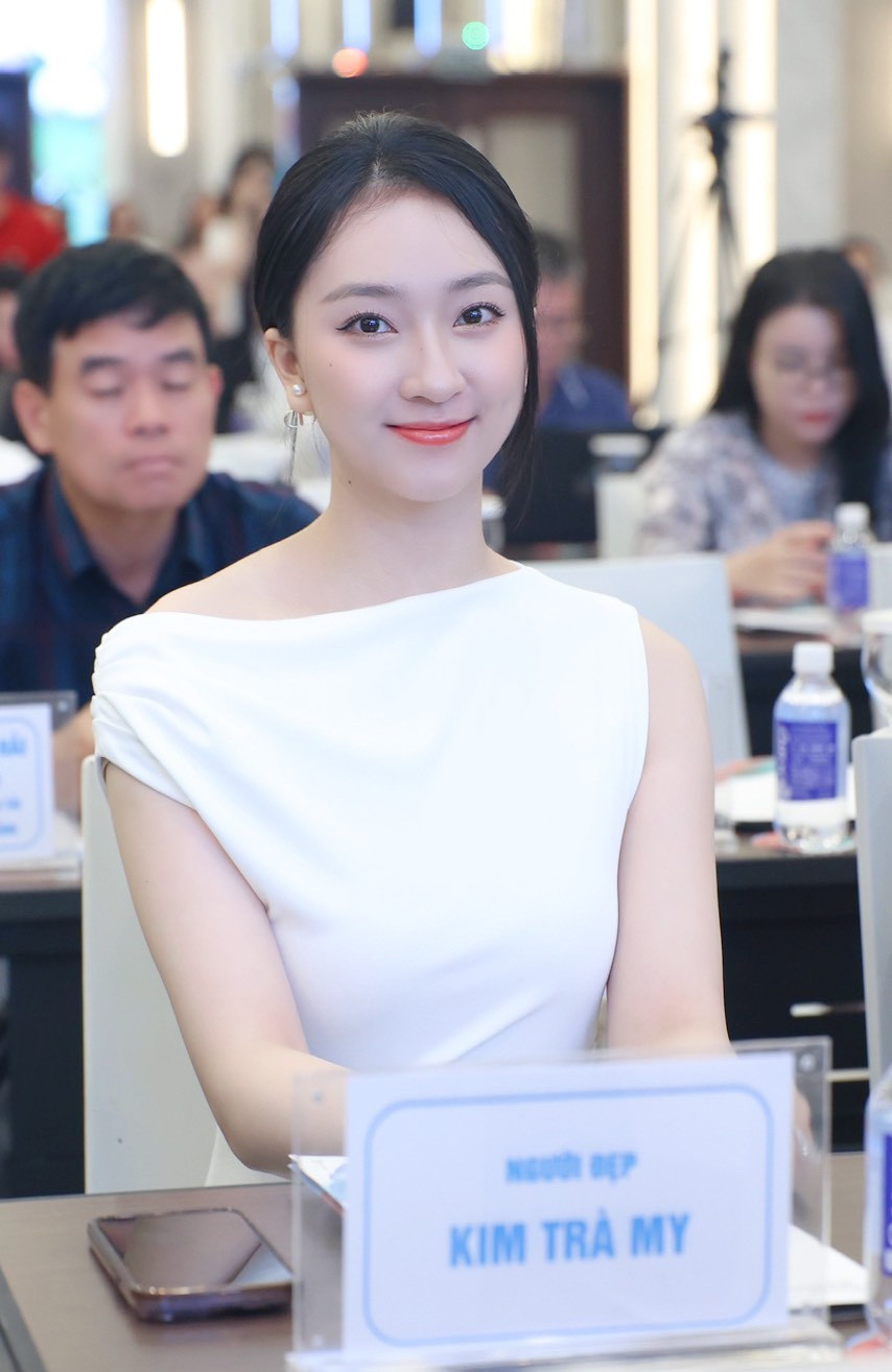 Tại sự kiện, Kim Trà My chứng kiến lễ ký kết giữa các nhà tài trợ và ban tổ chức.