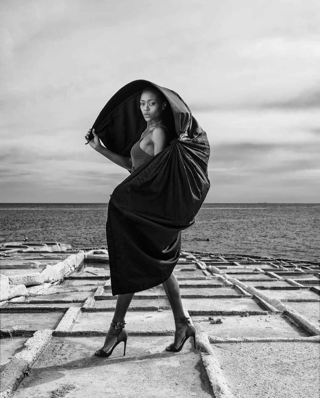 “Khi bạn đến một độ tuổi nhất định, xã hội bảo bạn nên mặc gì và cư xử như thế nào. Chúng ta phải phá bỏ rào cản bằng lý do hợp lý", cô chia sẻ với tờ Times of Malta.