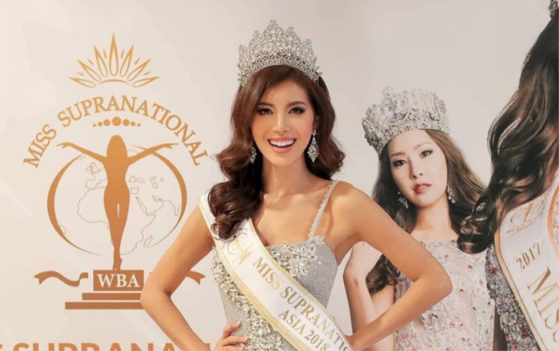 Minh Tú được trao danh hiệu Hoa hậu Siêu quốc gia châu Á trong cánh gà.