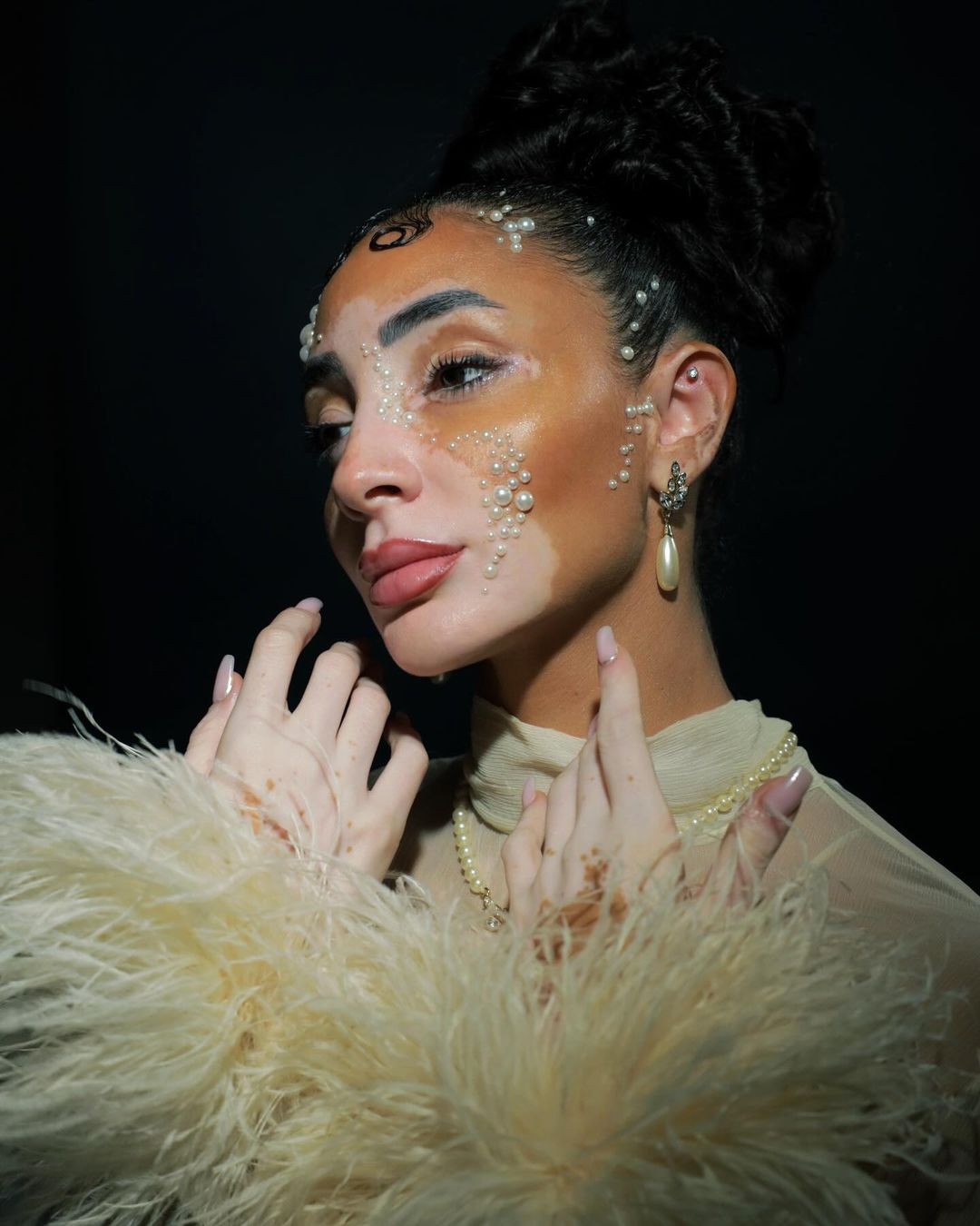 Logina Salah năm nay 34 tuổi, sống ở Dubai. Cô đã làm mẹ.